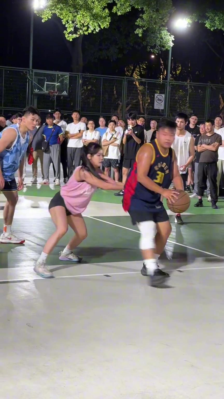 這哥們看見防自己的是女生，一個勁背打，球也不傳了